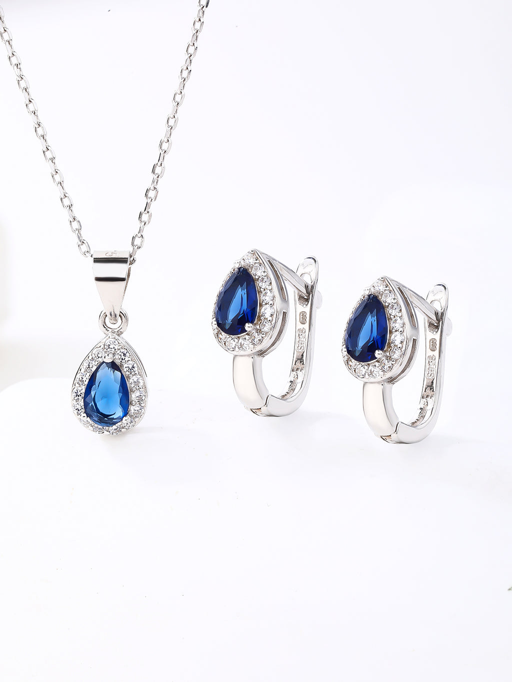Drop shaped royal blue stone set with white cubic zirconia stones (without chain) in hallmarked, rhodium-plated 925 sterling silver – detail view – DRESCHER Jewellery®