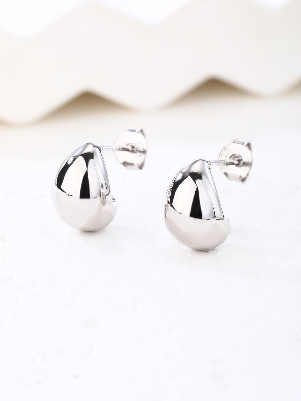 Teardrop-shaped hallmarked, rhodium-plated 925 sterling silver stud earrings – display view – DRESCHER Jewellery®