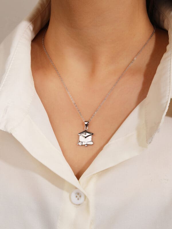 graduation medal in hallmarked, rhodium-plated 925 sterling silver – side view – DRESCHER Jewellery®