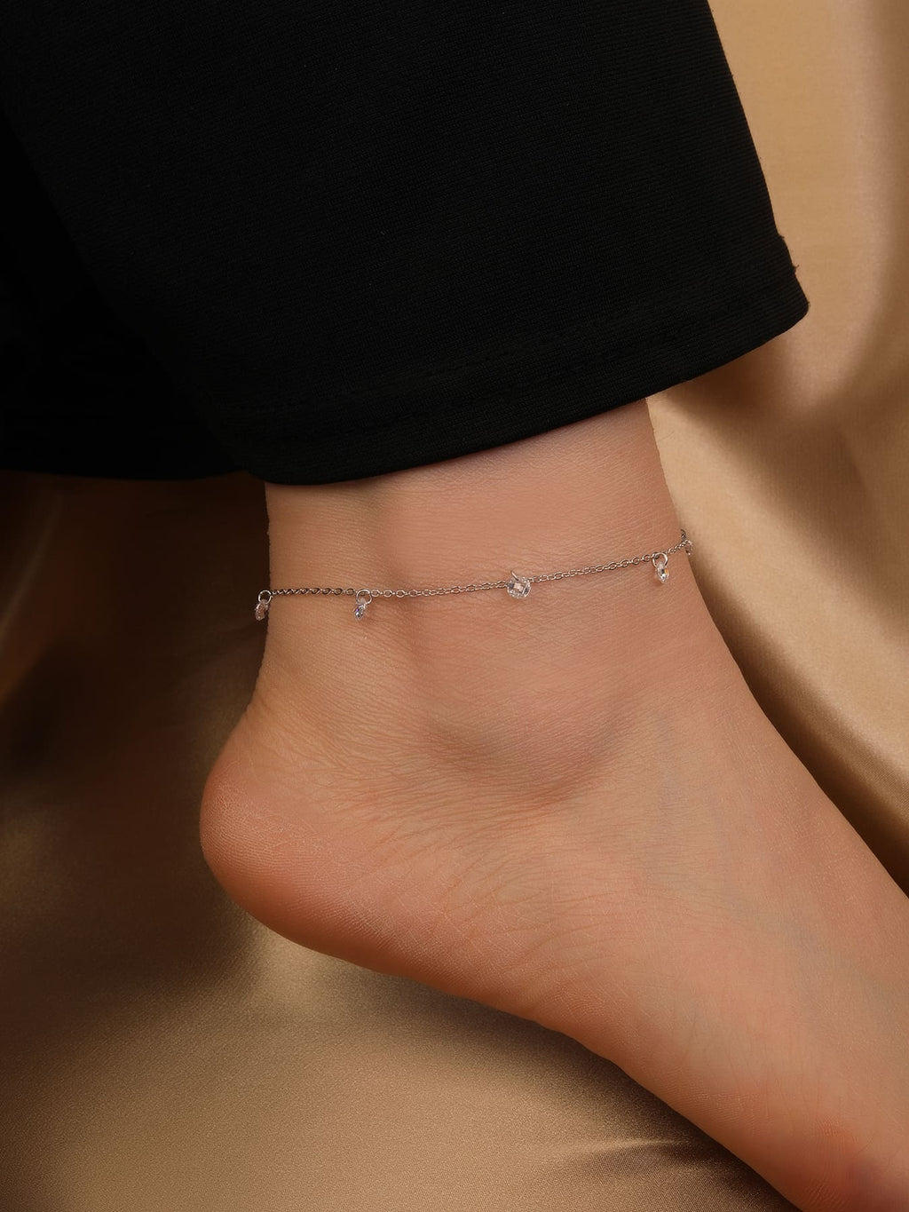 anklet with white zirconia stones (24+4 cm) in hallmarked, rhodium-plated 925 sterling silver – display view – DRESCHER Jewellery®