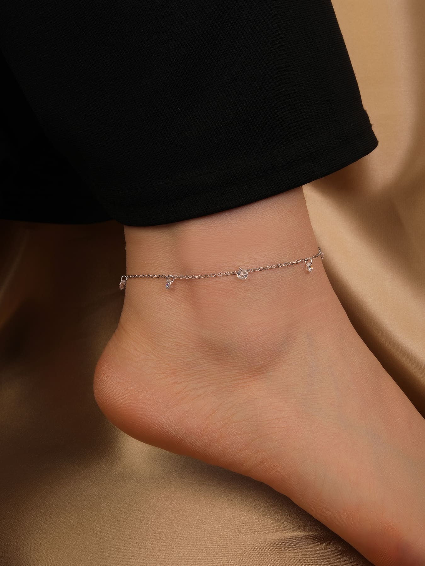 anklet with white zirconia stones (24+4 cm) in hallmarked, rhodium-plated 925 sterling silver – display view – DRESCHER Jewellery®