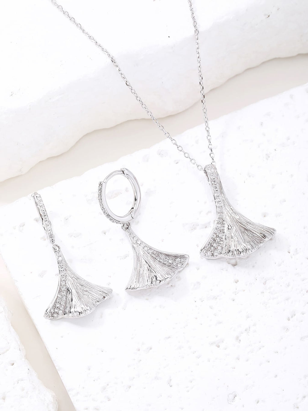 jewelled ginkgo biloba leaf shape with zirconia decoration in hallmarked, rhodium-plated 925 sterling silver – display view – DRESCHER Jewellery®