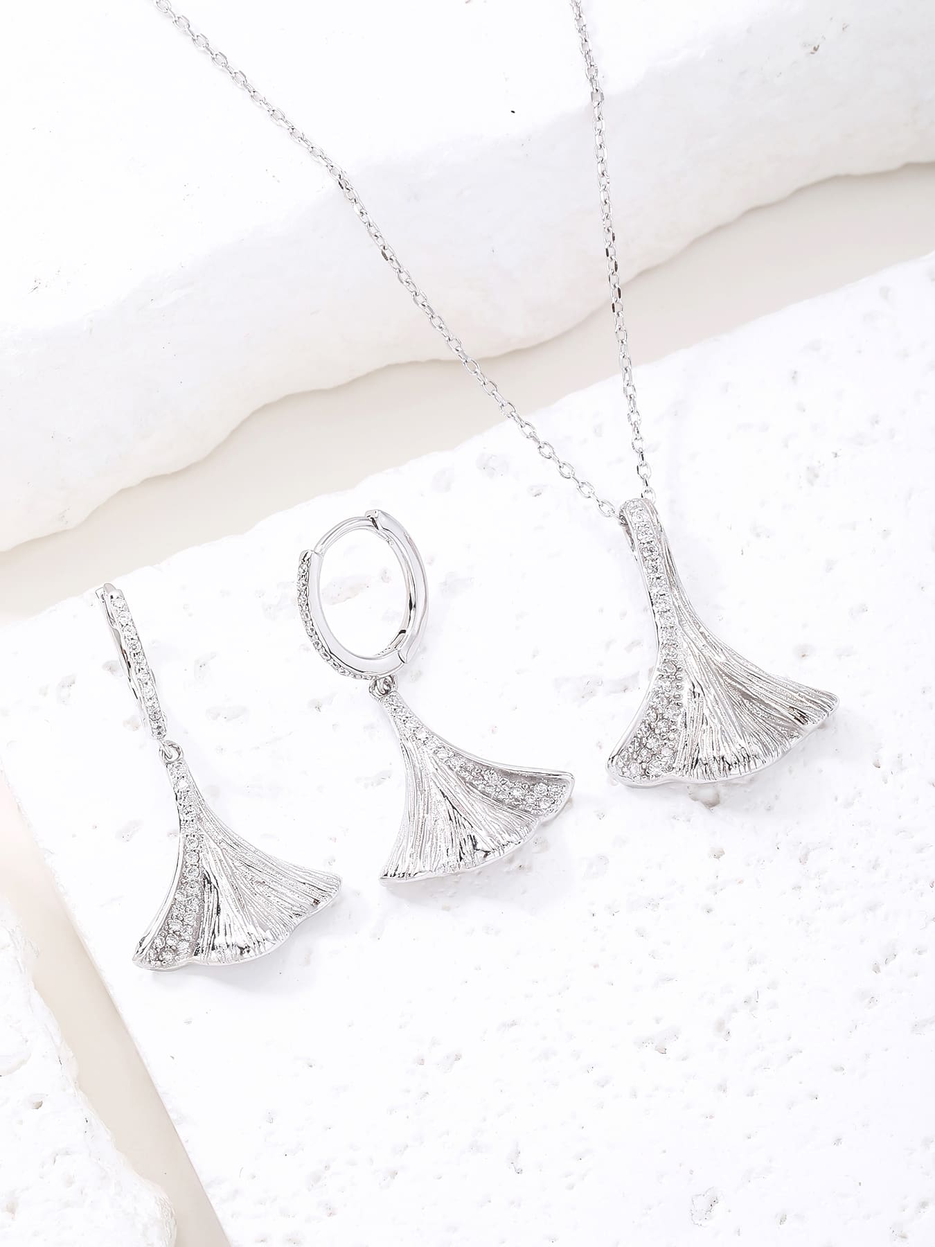 jewelled ginkgo biloba leaf shape with zirconia decoration in hallmarked, rhodium-plated 925 sterling silver – display view – DRESCHER Jewellery®