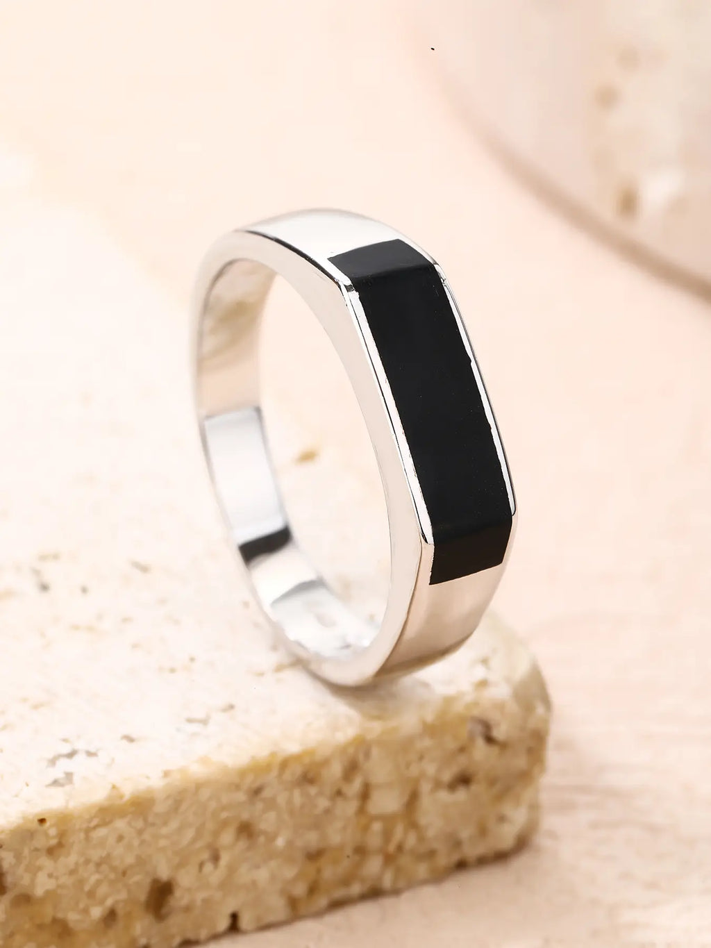 Silver men's ring with onyx inlay