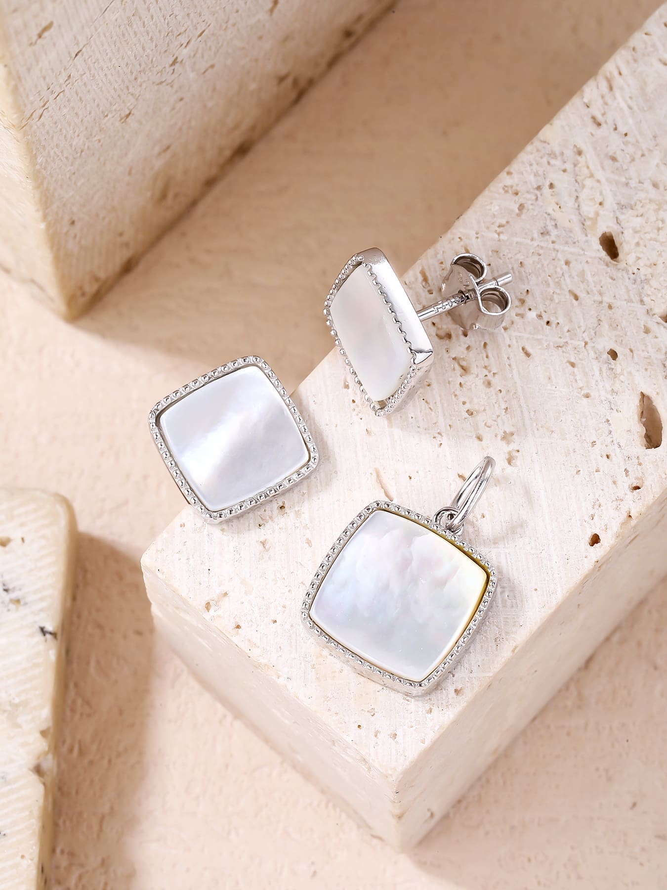 Rectangular pearl-bead jewellery set, crafted with hallmarked, rhodium-plated 925 sterling silver – display view – DRESCHER Jewellery®