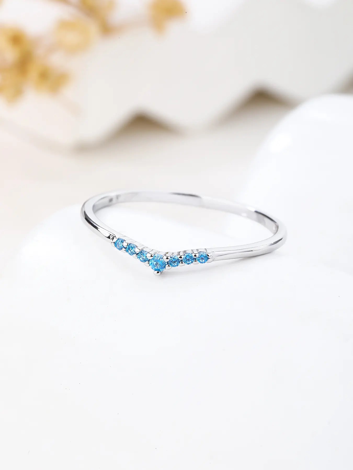 Silver ring with blue cubic zirconia stones, V-shaped decoration