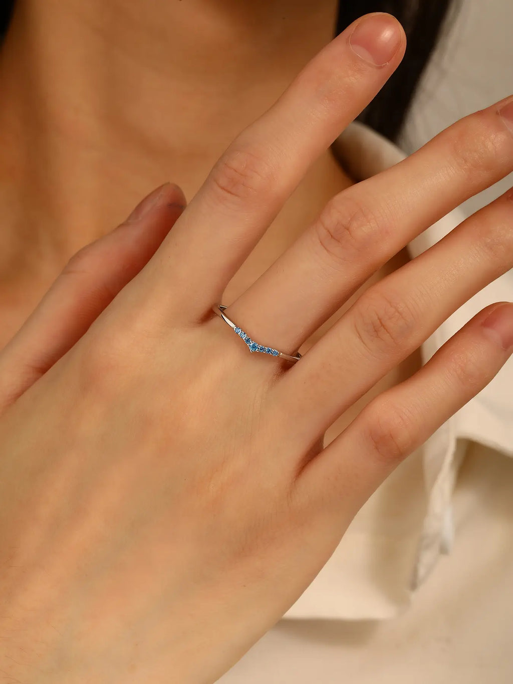 Silver ring with blue cubic zirconia stones, V-shaped decoration