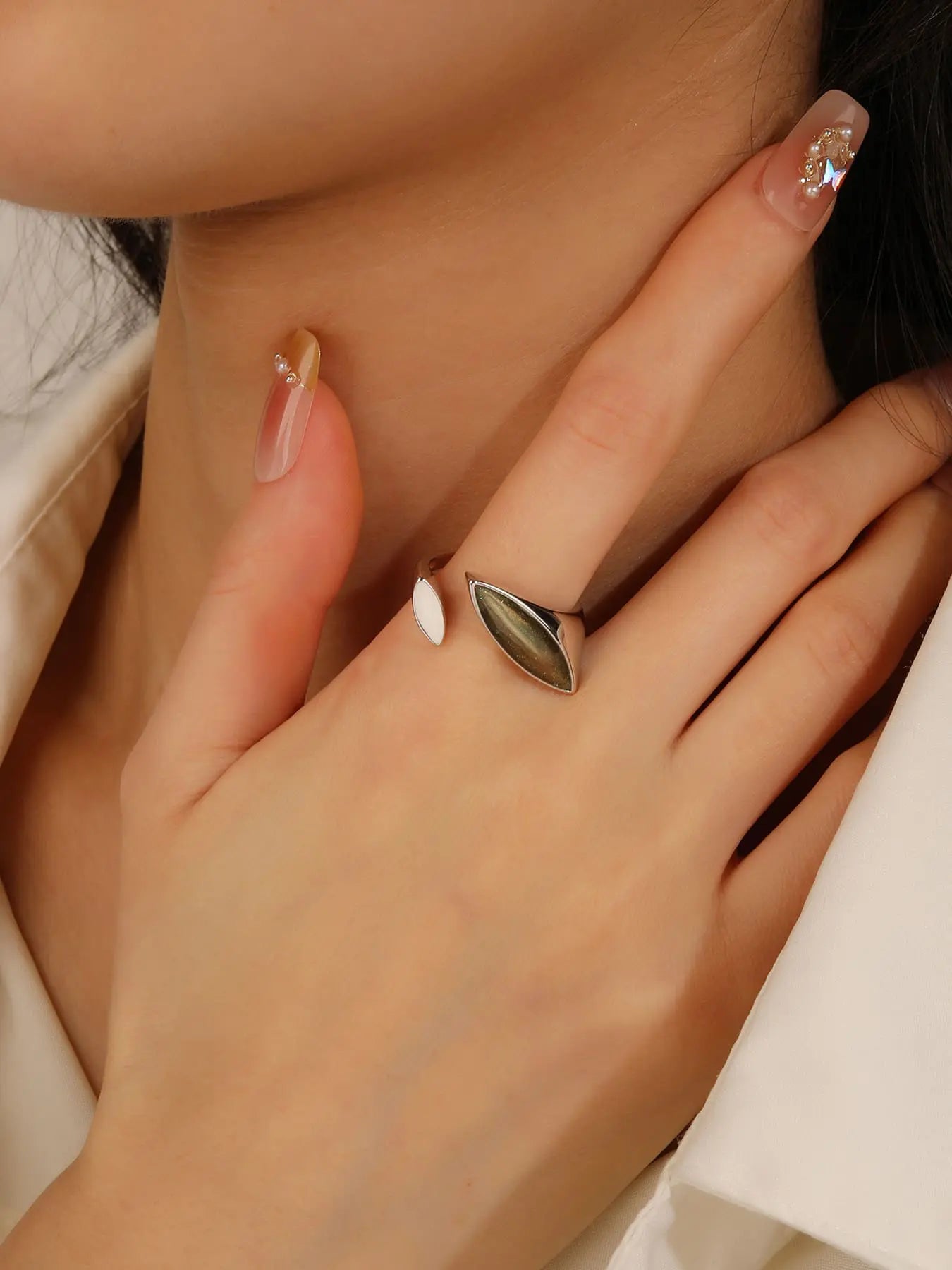 Silver ring with green iridescent decoration