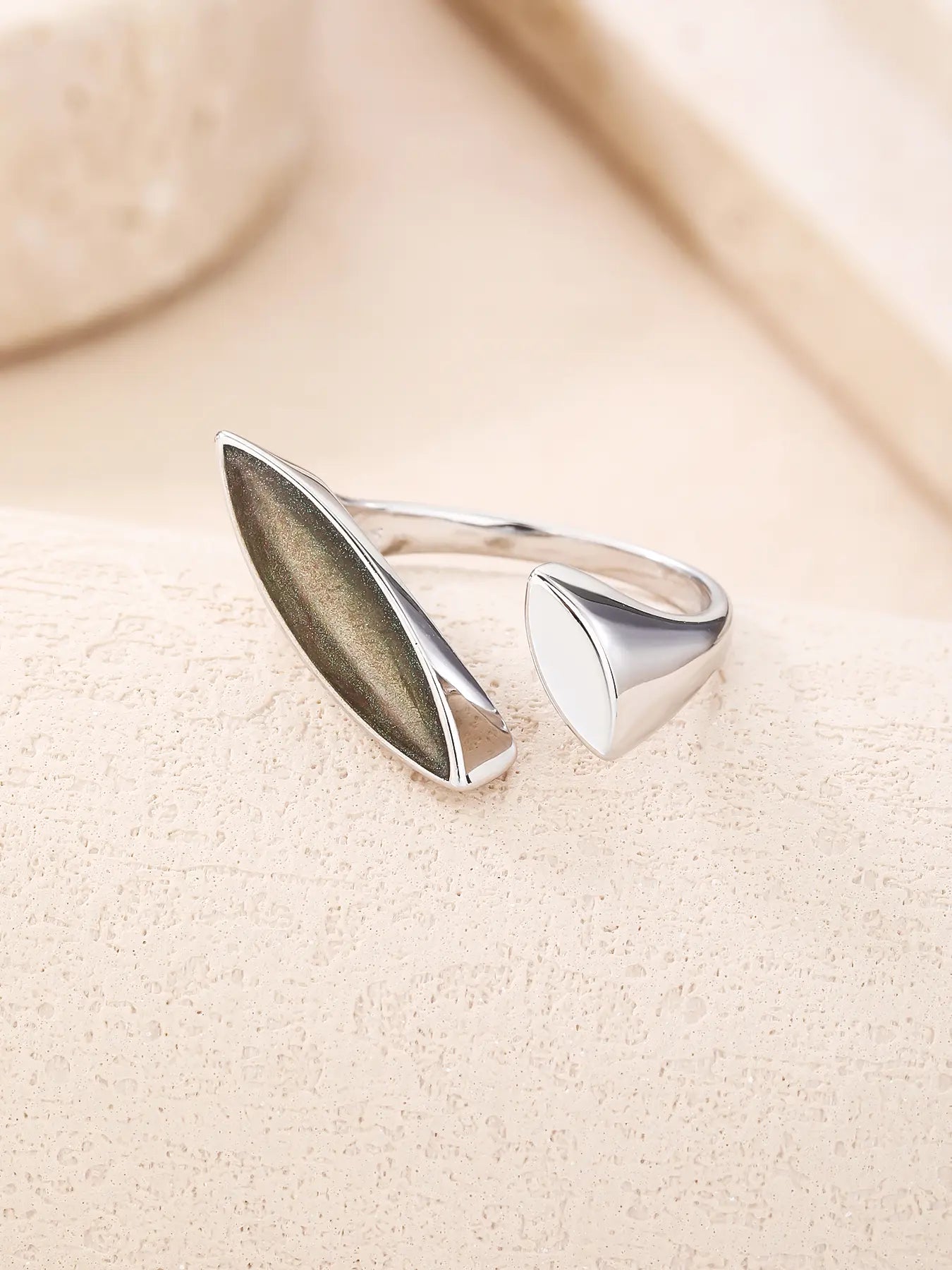 Silver ring with green iridescent decoration
