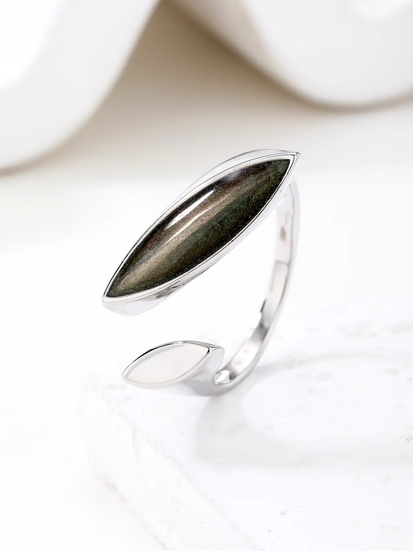 Silver ring with green iridescent decoration
