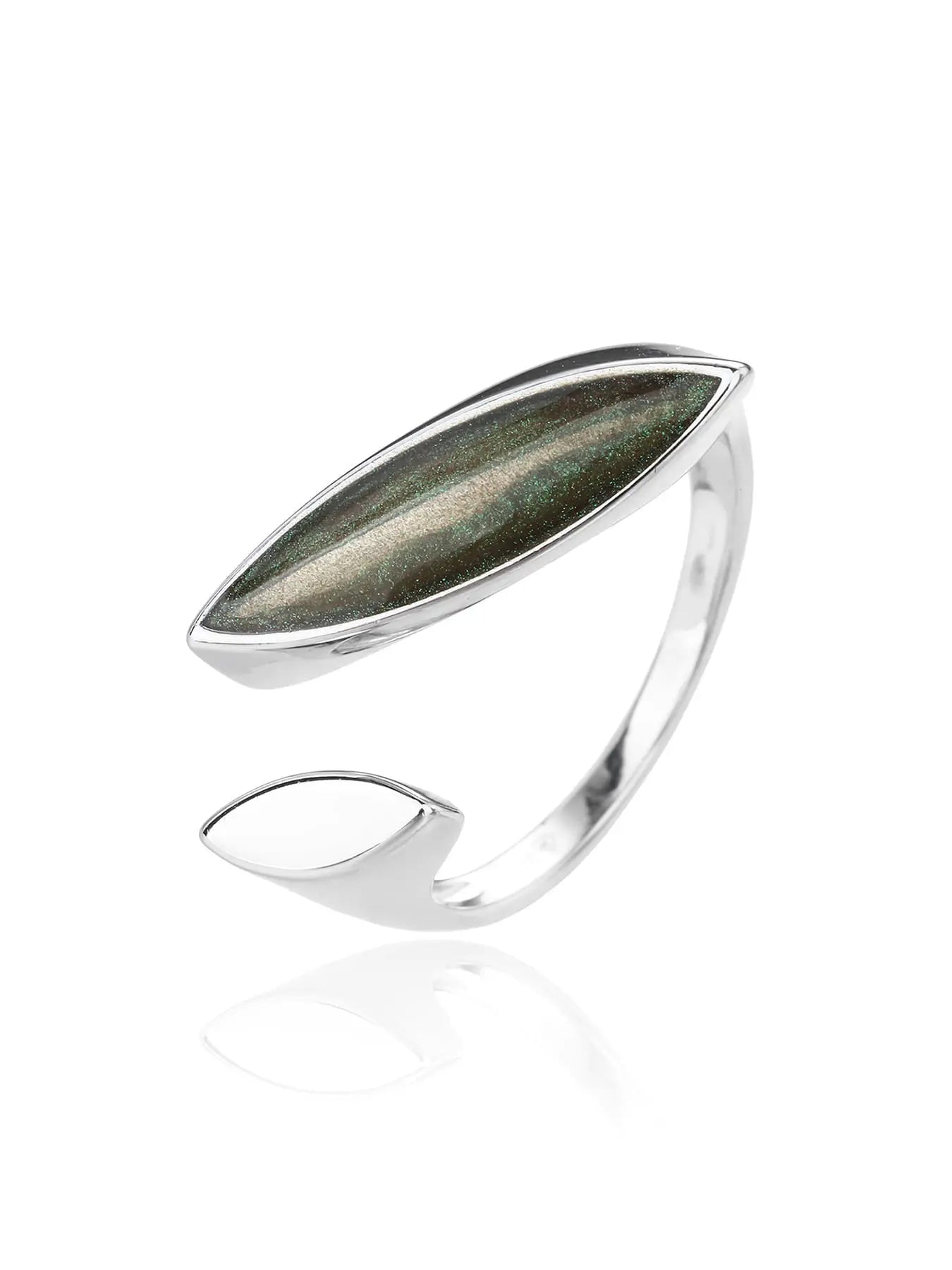 Silver ring with green iridescent decoration