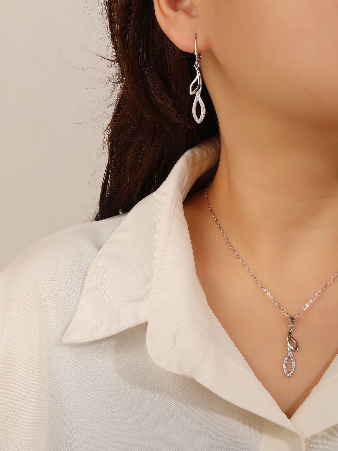 white stone design set with patent lock in hallmarked, rhodium-plated 925 sterling silver – display view – DRESCHER Jewellery®