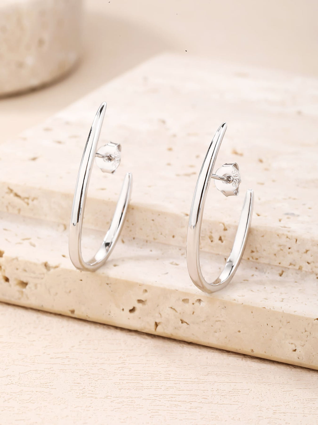Curved minimalist stud earrings in hallmarked, rhodium-plated 925 sterling silver – display view – DRESCHER Jewellery®