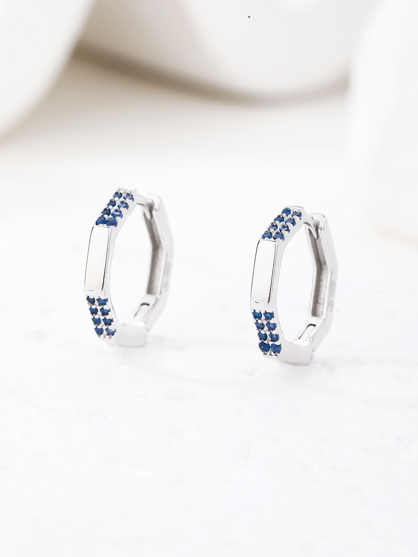octagonal dark blue stone earrings in hallmarked, rhodium-plated 925 sterling silver – display view – DRESCHER Jewellery®