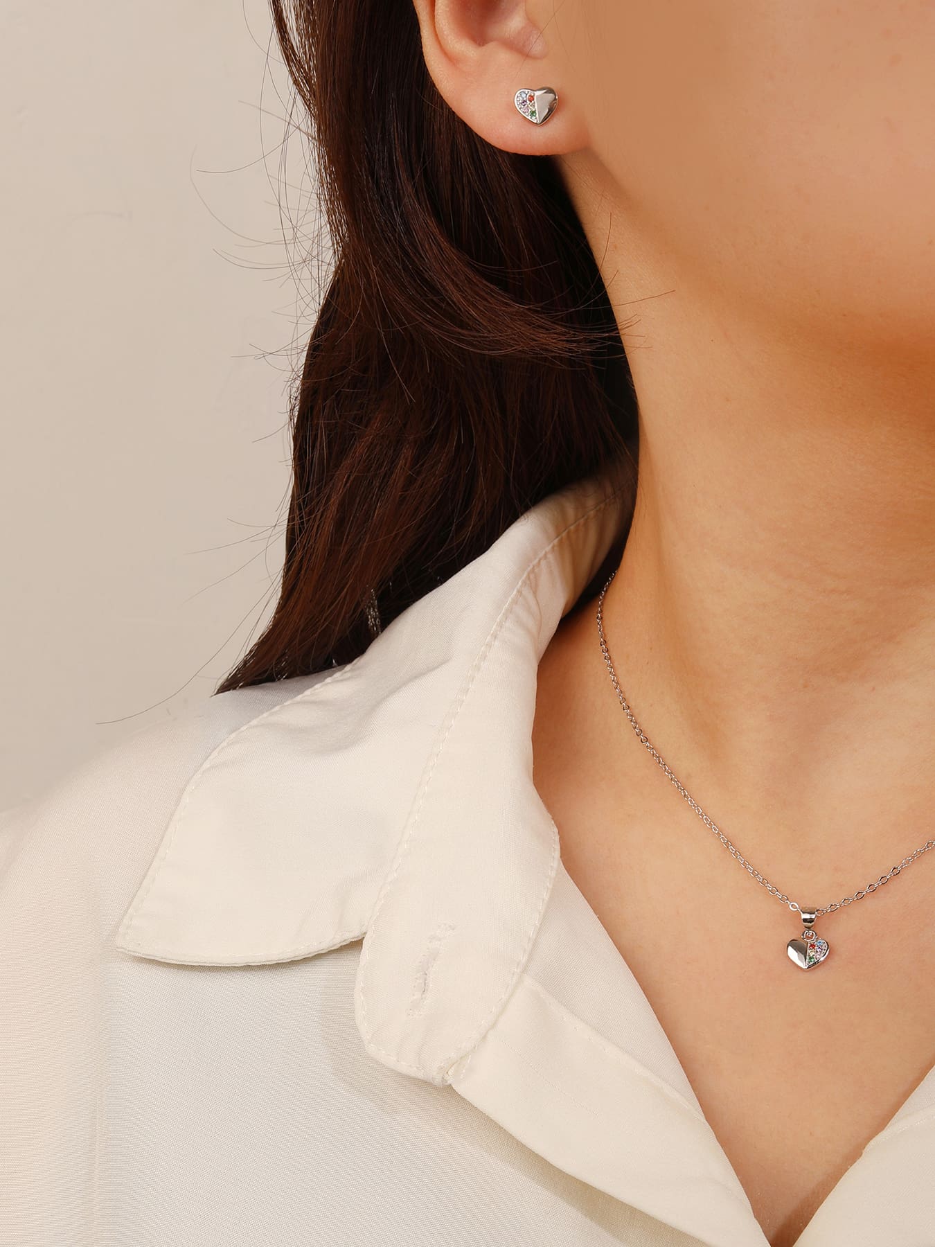 heart set with coloured stones in hallmarked, rhodium-plated 925 sterling silver – worn view – DRESCHER Jewellery®