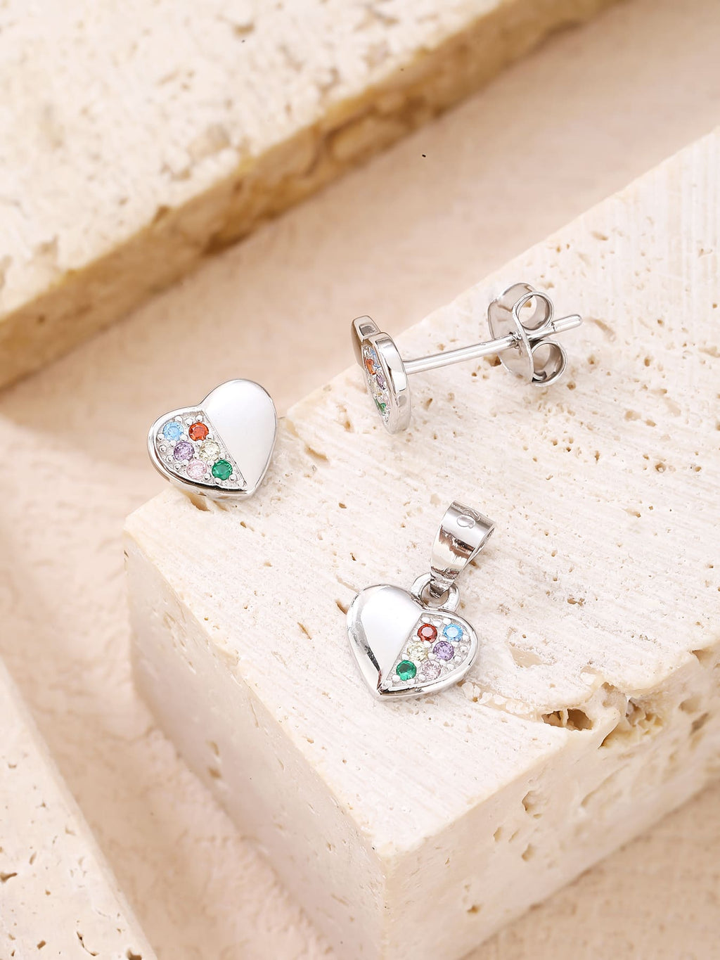 heart set with coloured stones in hallmarked, rhodium-plated 925 sterling silver – display view – DRESCHER Jewellery®