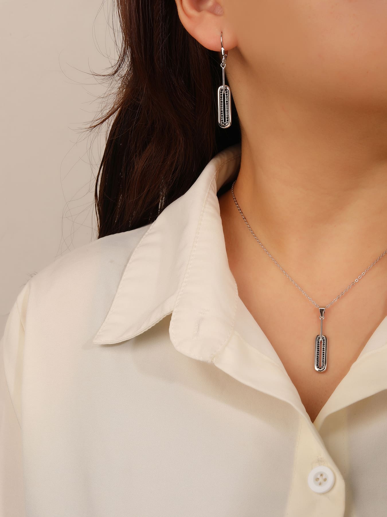 rectangular black stone jewel set in hallmarked, rhodium-plated 925 sterling silver – worn view – DRESCHER Jewellery®