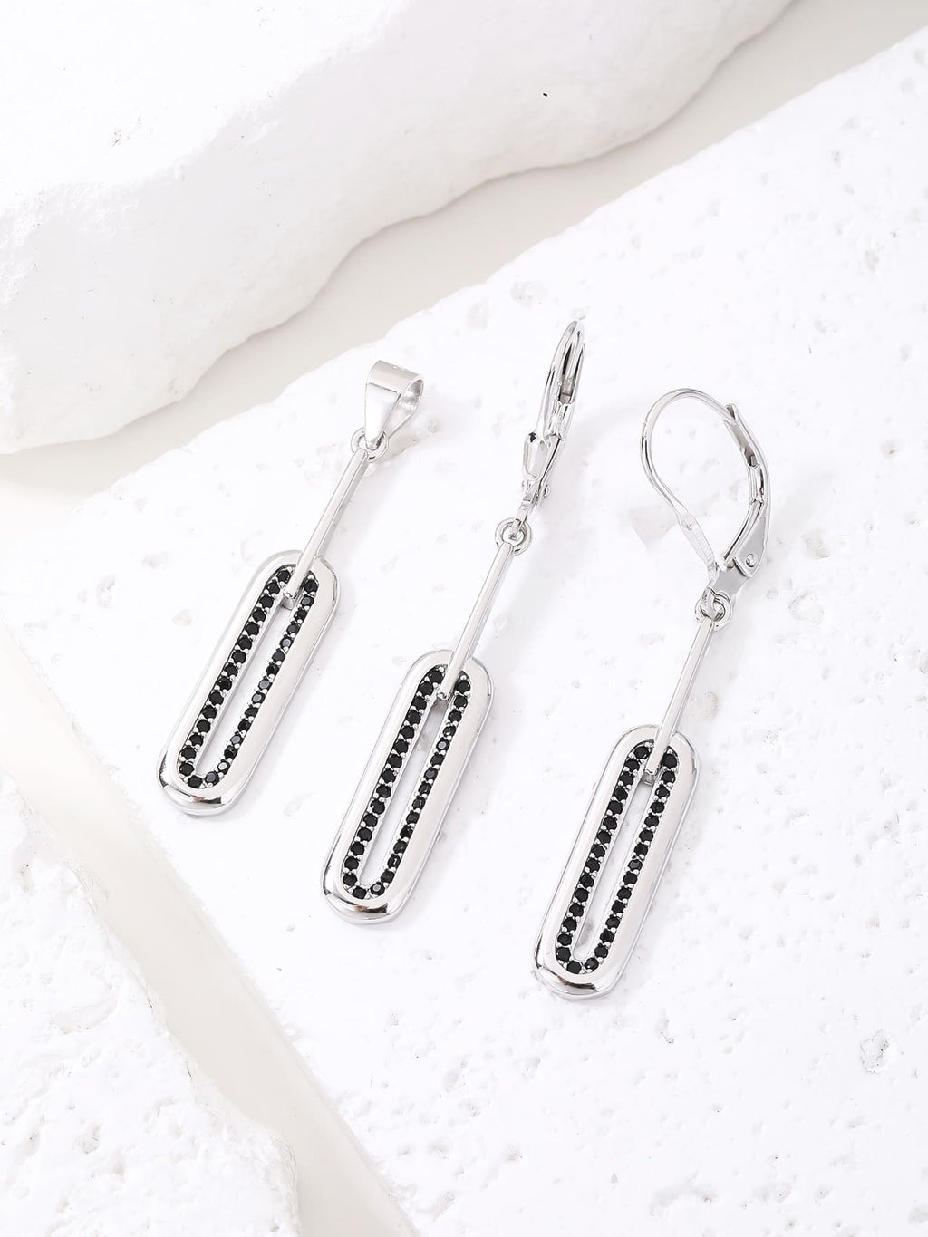 rectangular black stone jewel set in hallmarked, rhodium-plated 925 sterling silver – display view – DRESCHER Jewellery®
