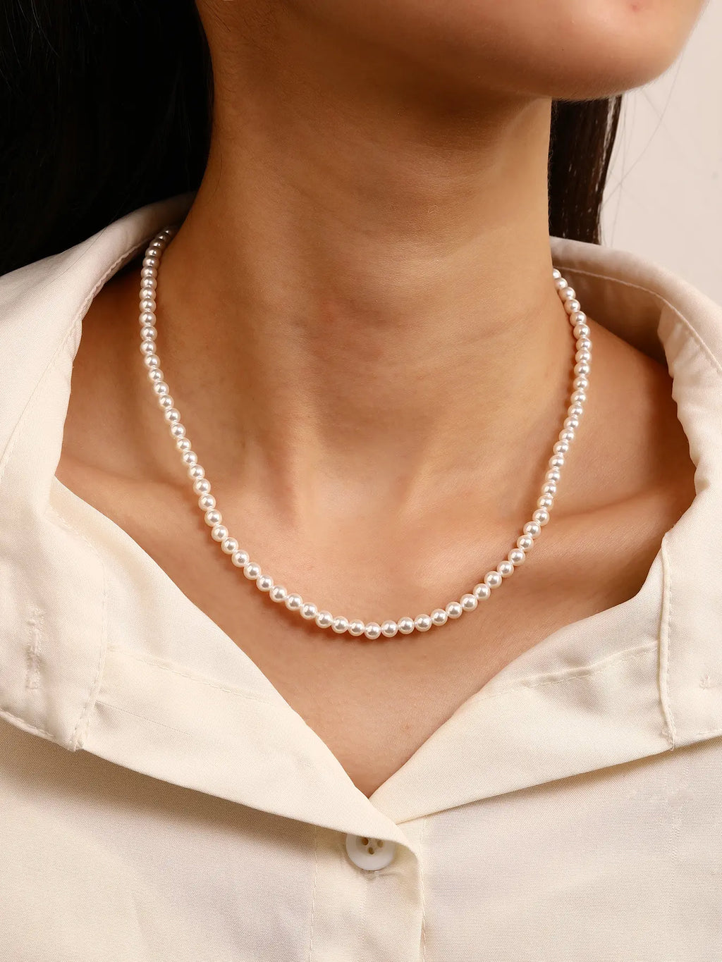 White shell pearl beads with silver clasp (42+4 cm)