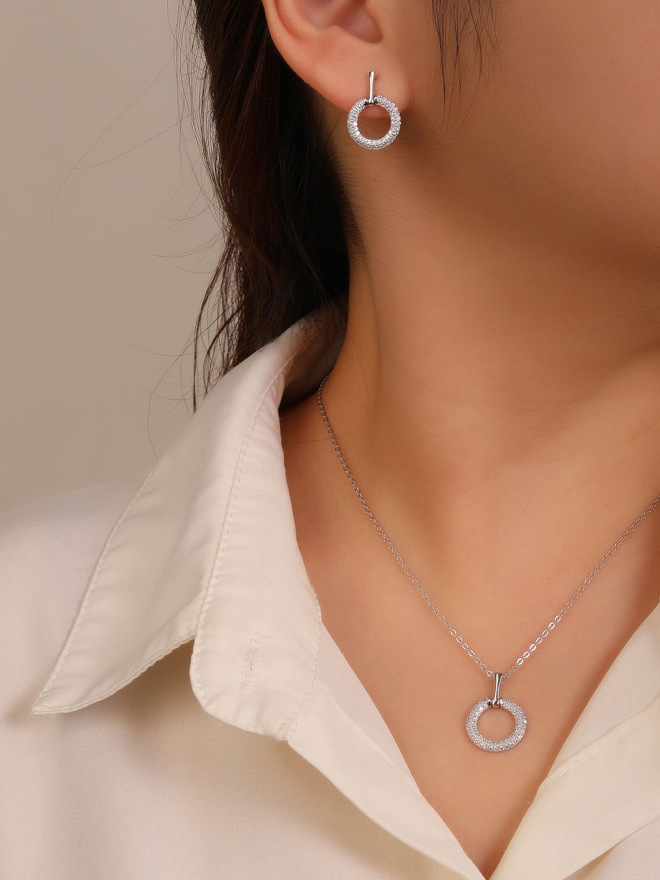 Circular cubic zirconia bezel set - sparkle every moment in hallmarked, rhodium-plated 925 sterling silver – detail view – DRESCHER Jewellery®