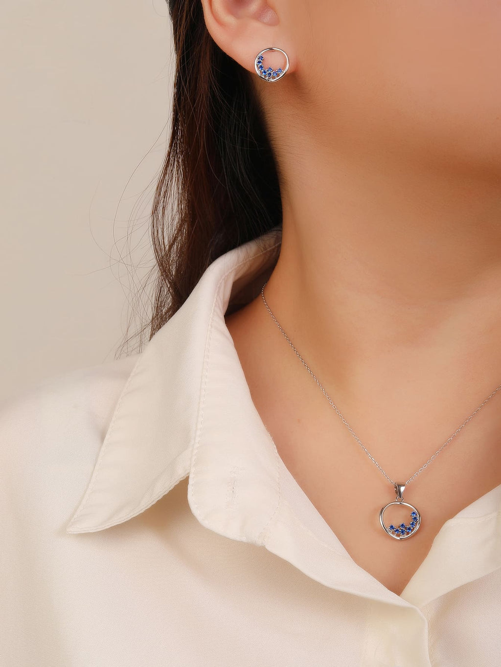 Circular blue stone jewel set - elegance and glamour in hallmarked, rhodium-plated 925 sterling silver – display view – DRESCHER Jewellery®