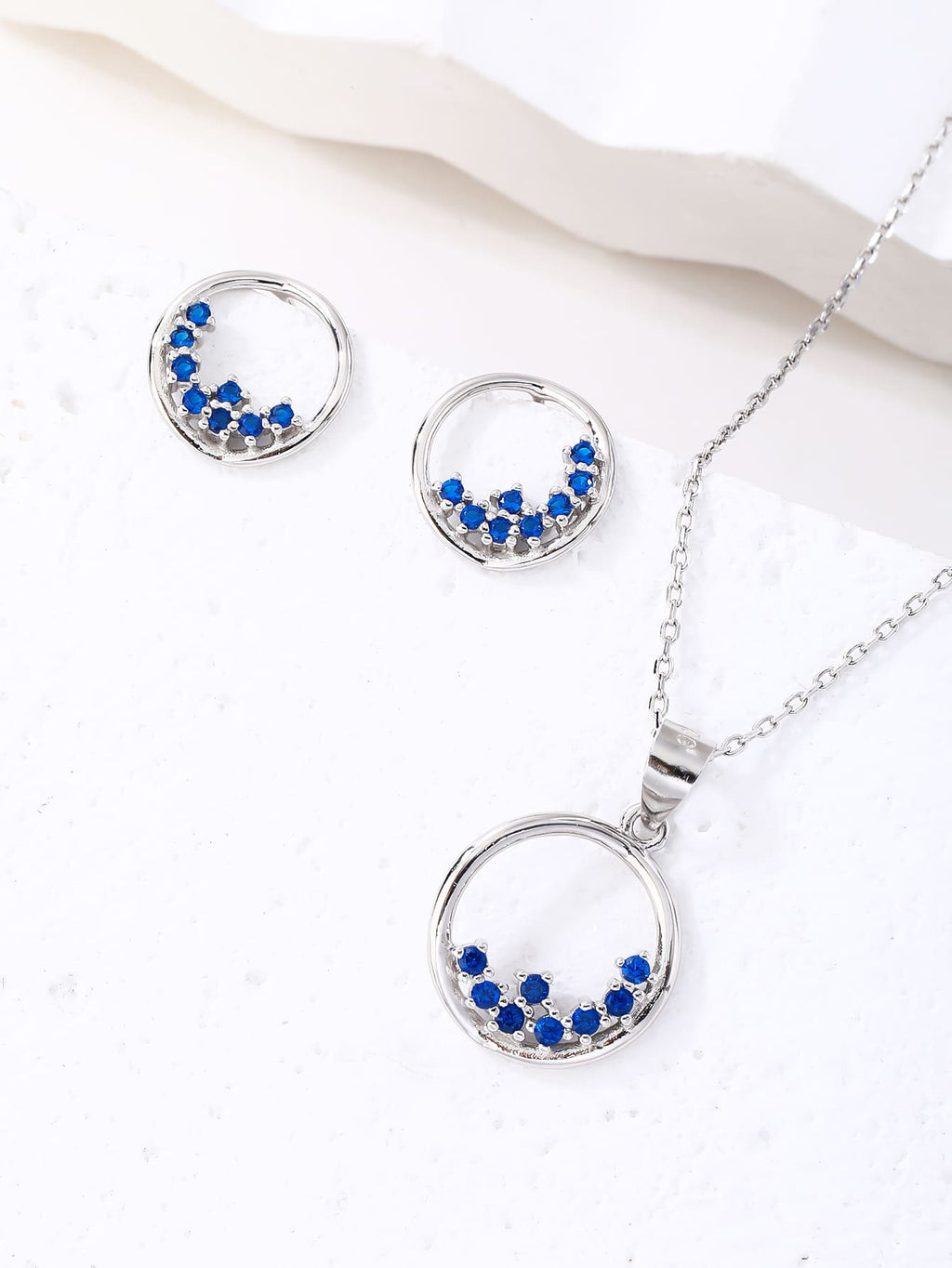 Circular blue stone jewel set - elegance and glamour in hallmarked, rhodium-plated 925 sterling silver – detail view – DRESCHER Jewellery®