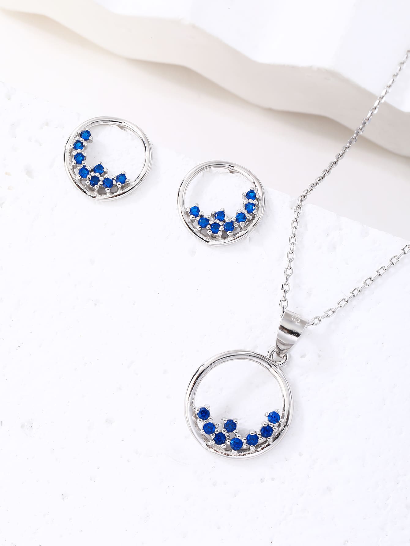Circular blue stone jewel set - elegance and glamour in hallmarked, rhodium-plated 925 sterling silver – detail view – DRESCHER Jewellery®