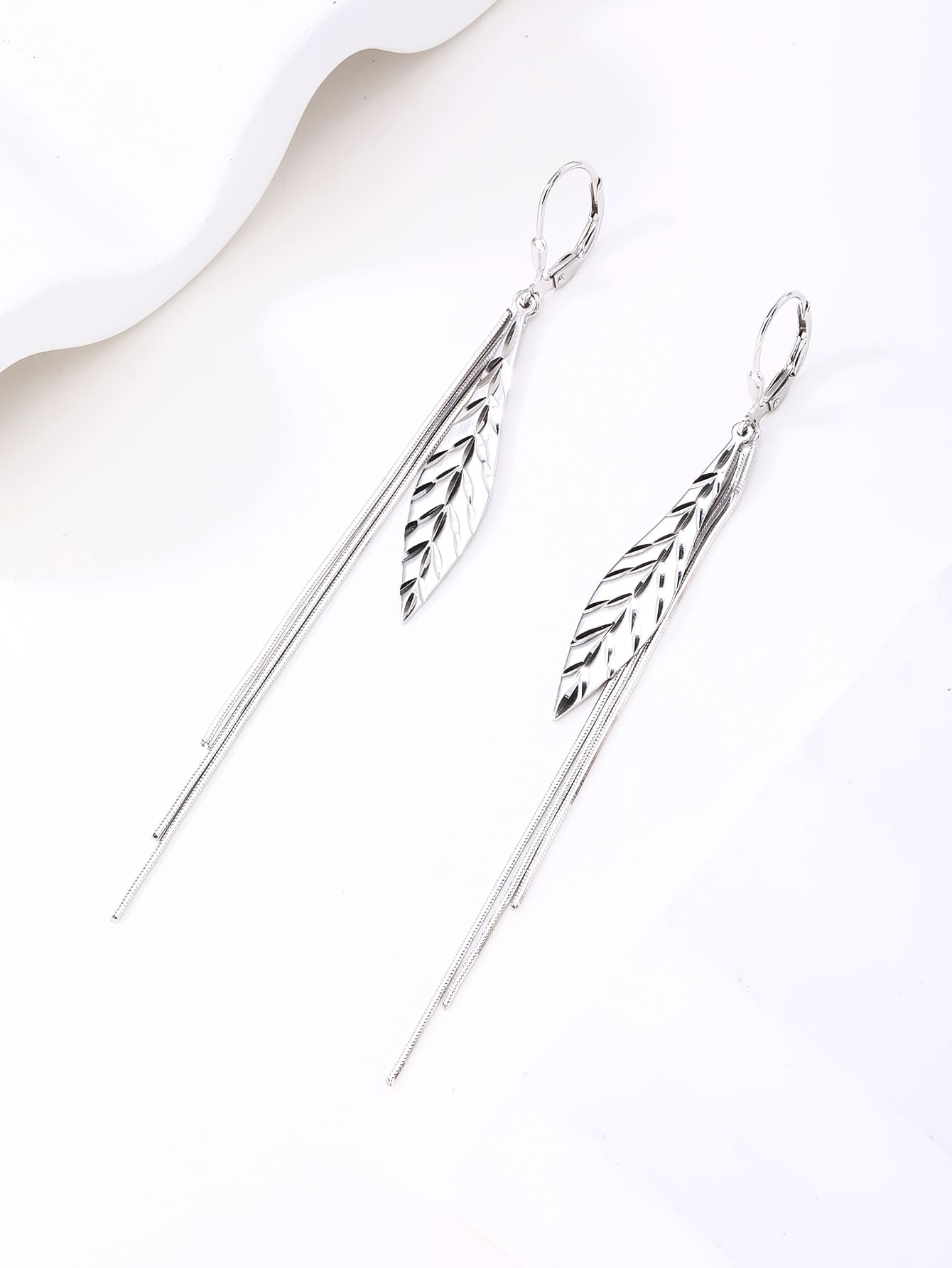 leaf-pattern dangle earrings in hallmarked, rhodium-plated 925 sterling silver – display view – DRESCHER Jewellery®