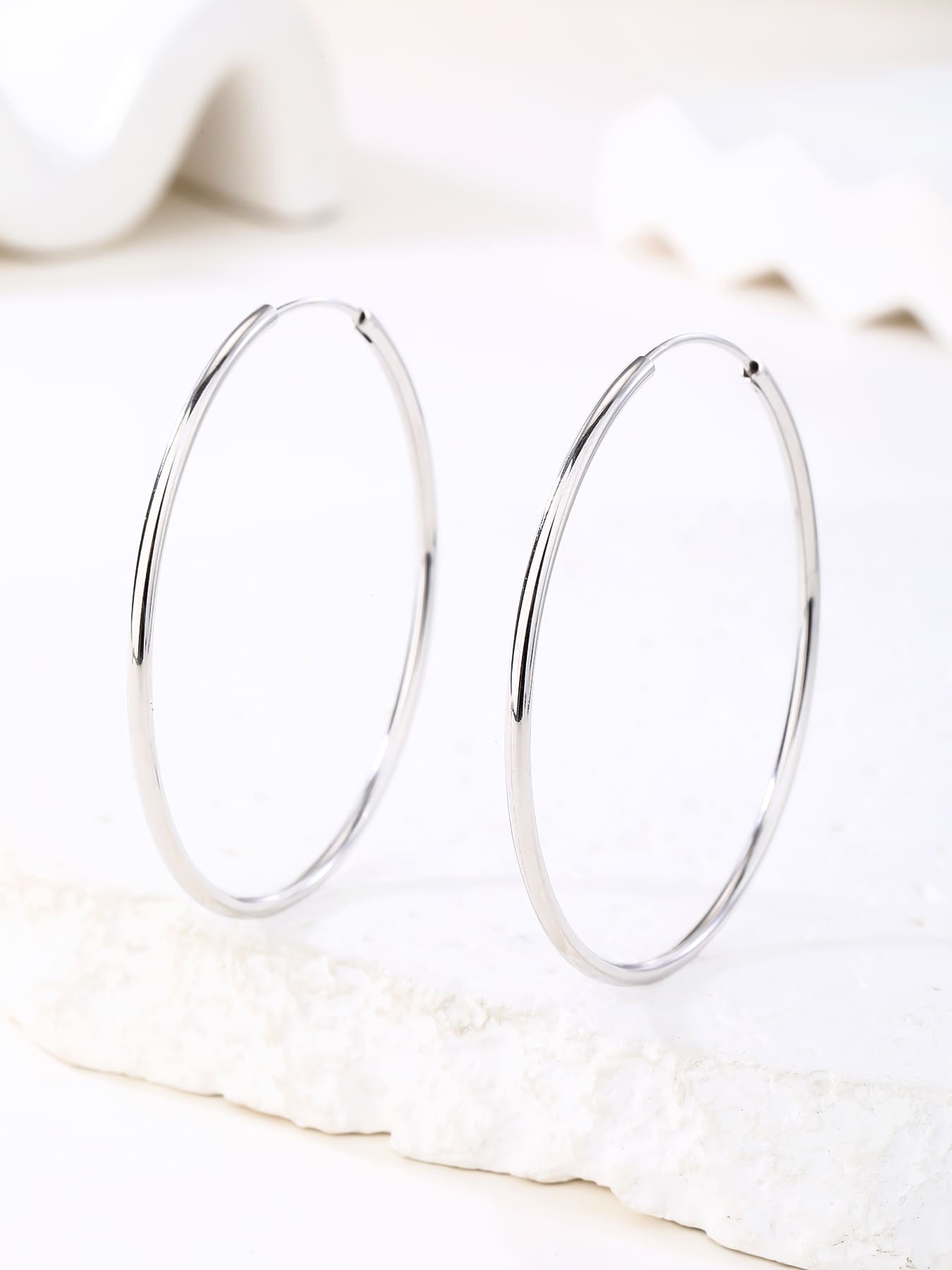 large stone-free hoop earrings in hallmarked, rhodium-plated 925 sterling silver – display view – DRESCHER Jewellery®