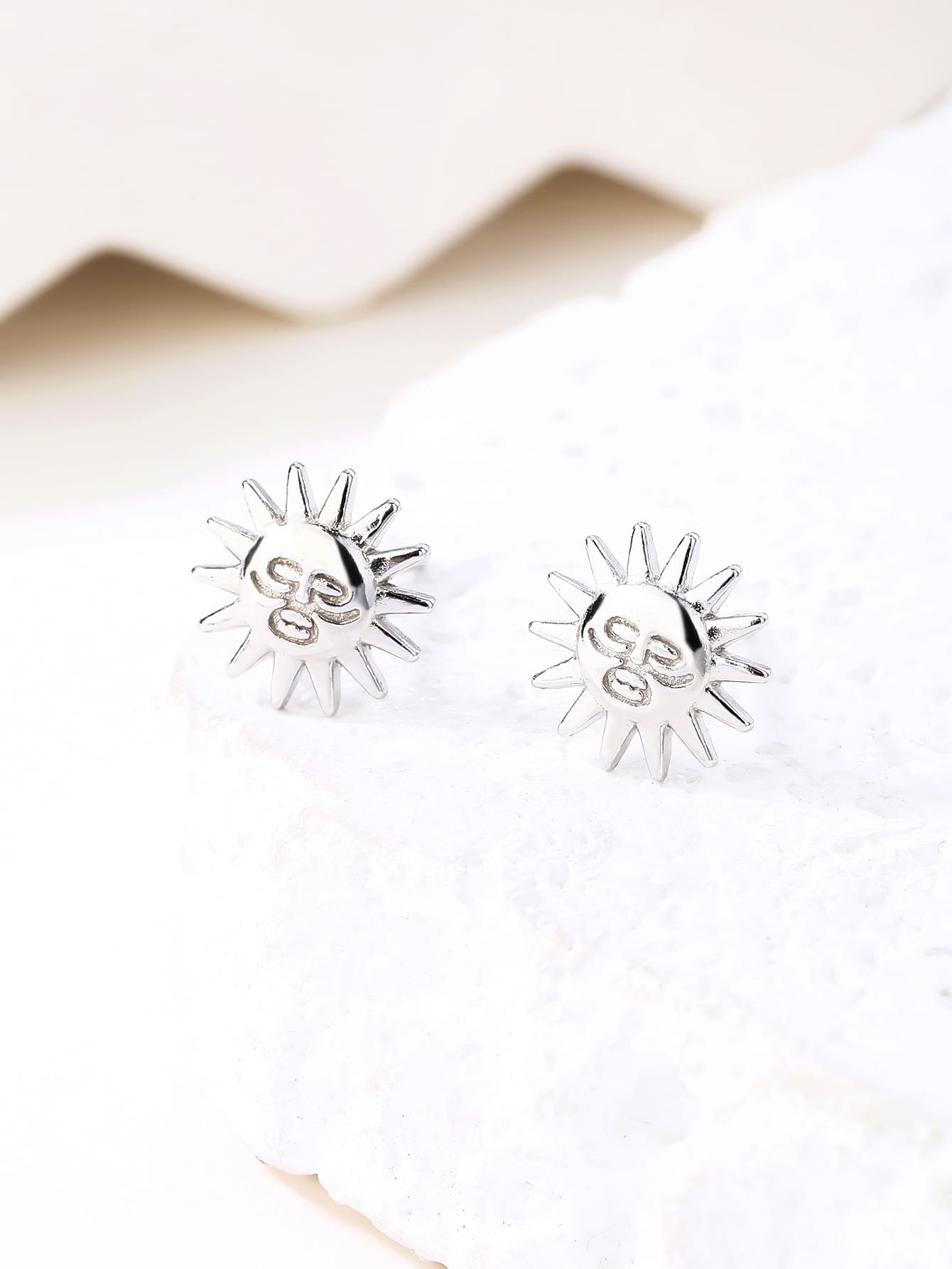 Sunflower stud earrings in hallmarked, rhodium-plated 925 sterling silver – display view – DRESCHER Jewellery®