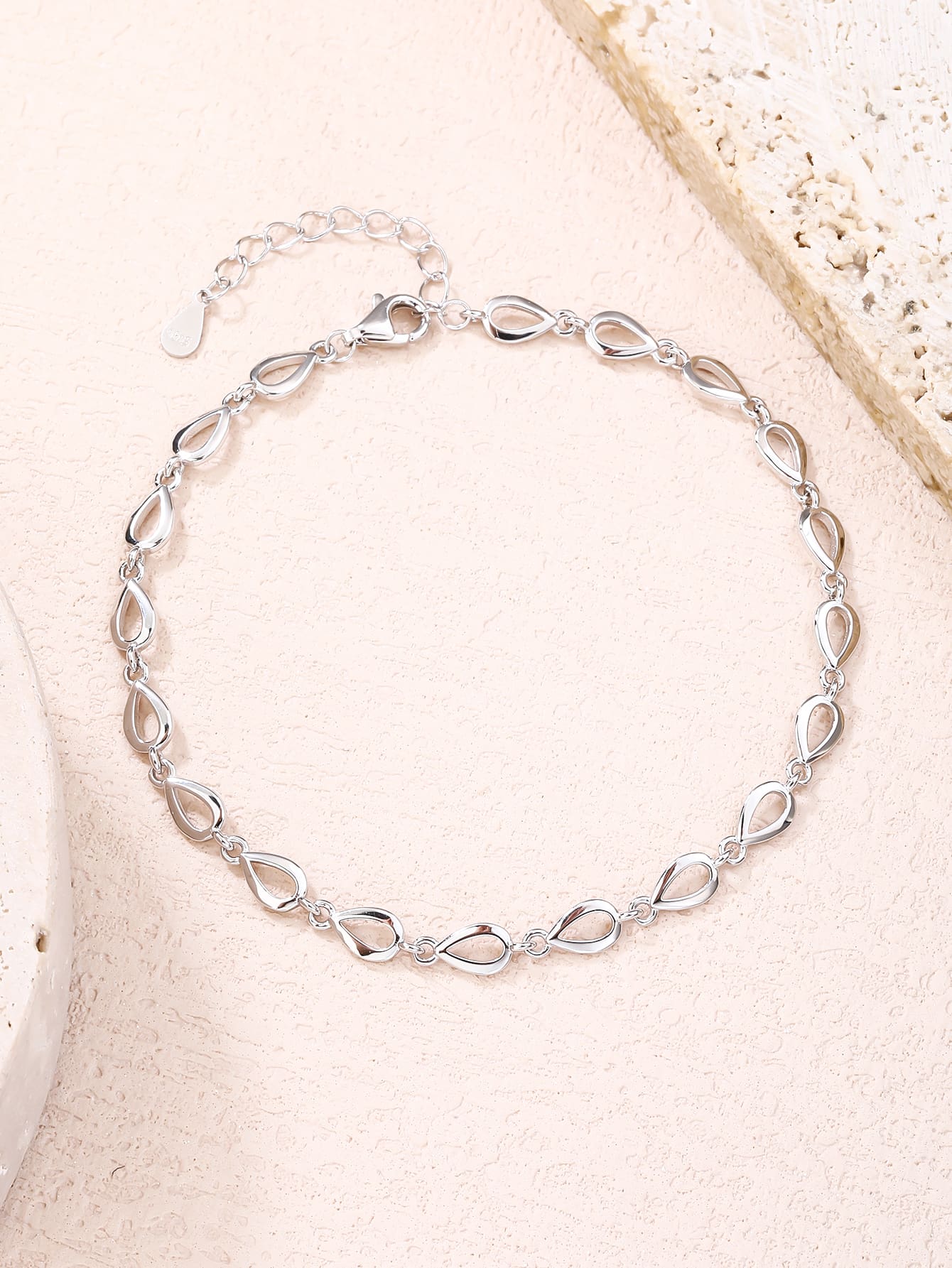 Drop pattern bracelet - 17+4 cm in hallmarked, rhodium-plated 925 sterling silver – display view – DRESCHER Jewellery®