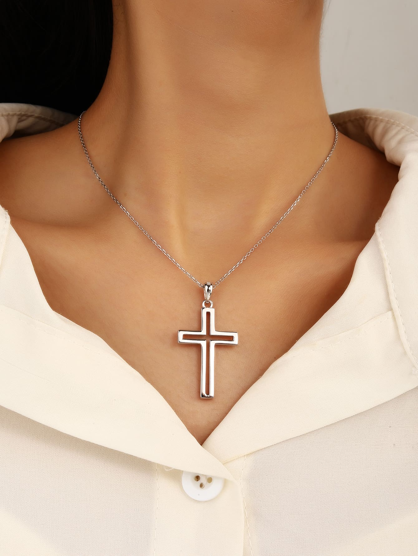 contoured cross pendant in hallmarked, rhodium-plated 925 sterling silver – display view – DRESCHER Jewellery®