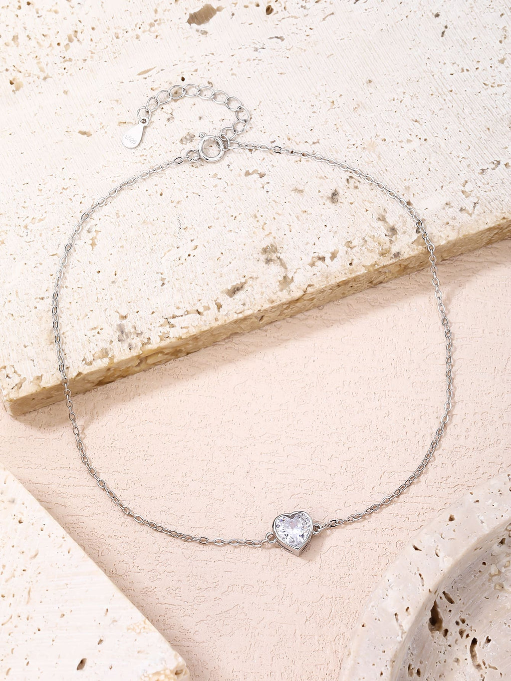 anklet with heart shaped zirconia stone in hallmarked, rhodium-plated 925 sterling silver – display view – DRESCHER Jewellery®