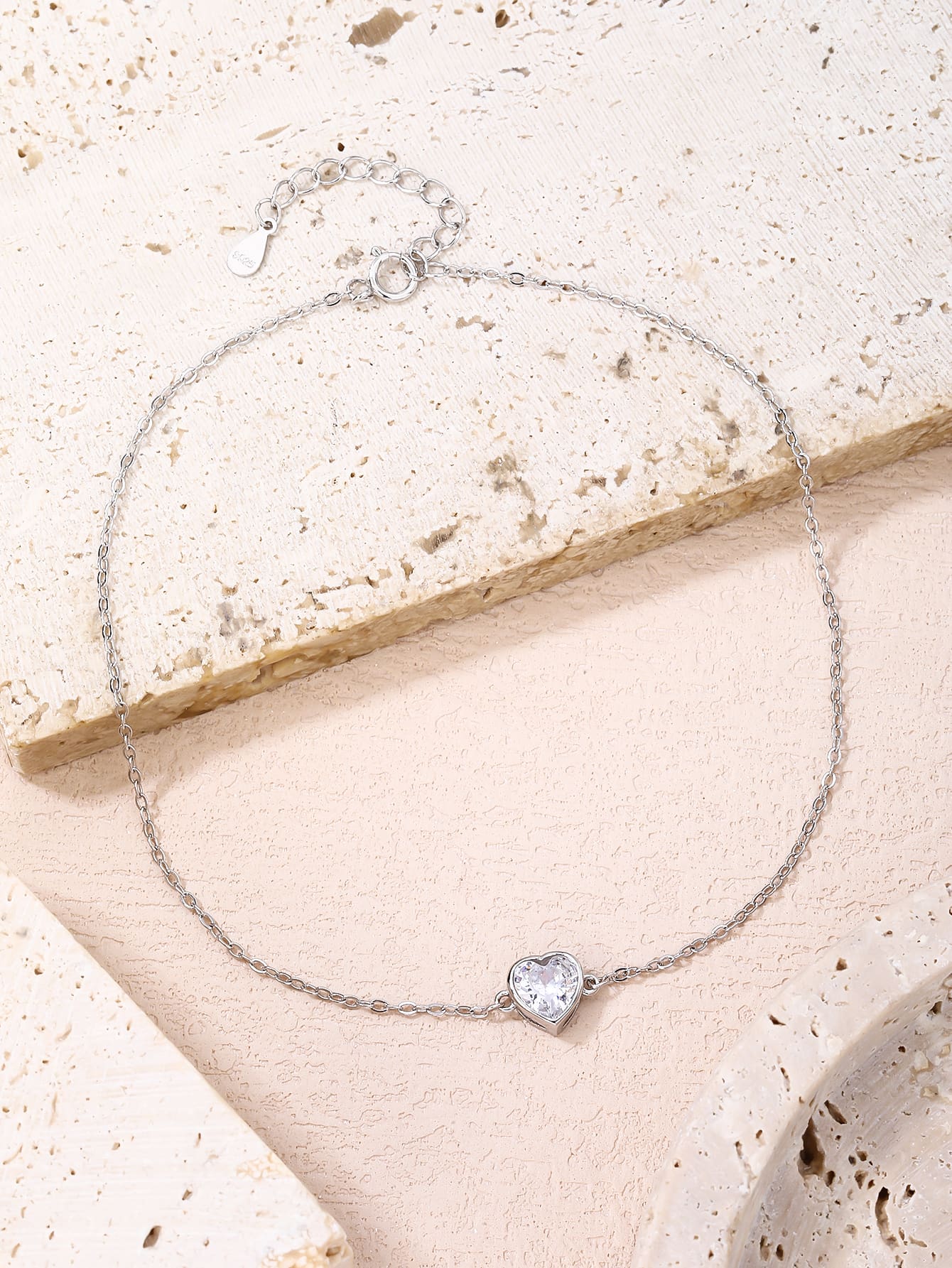 anklet with heart shaped zirconia stone in hallmarked, rhodium-plated 925 sterling silver – display view – DRESCHER Jewellery®