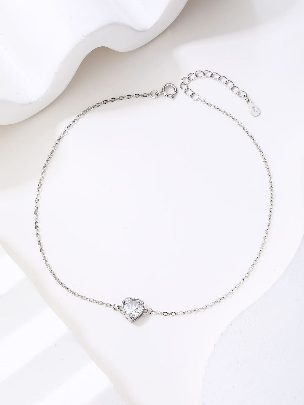 anklet with heart shaped zirconia stone in hallmarked, rhodium-plated 925 sterling silver – alternate front view – DRESCHER Jewellery®