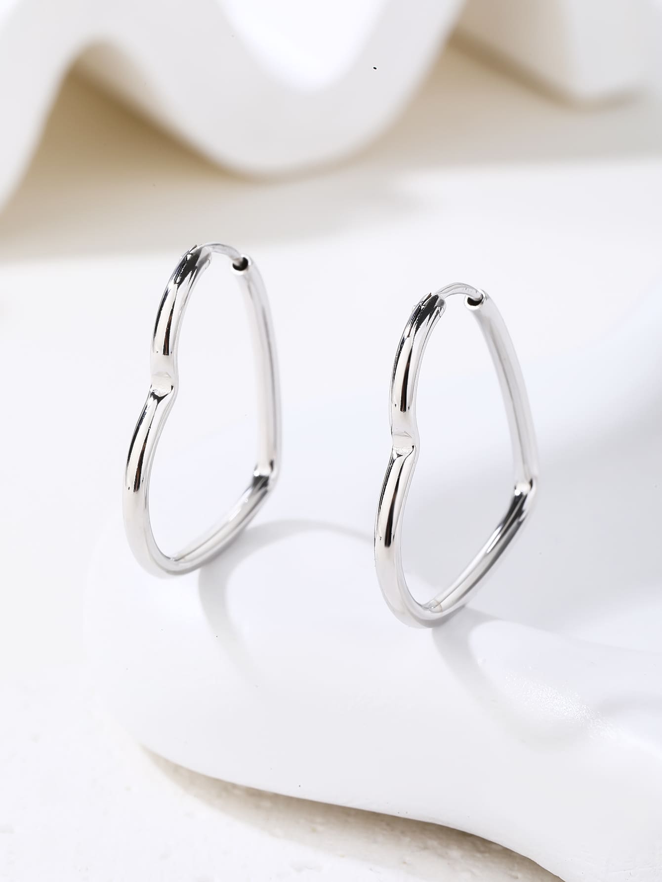 heart-shaped hoop earrings in hallmarked, rhodium-plated 925 sterling silver – display view – DRESCHER Jewellery®
