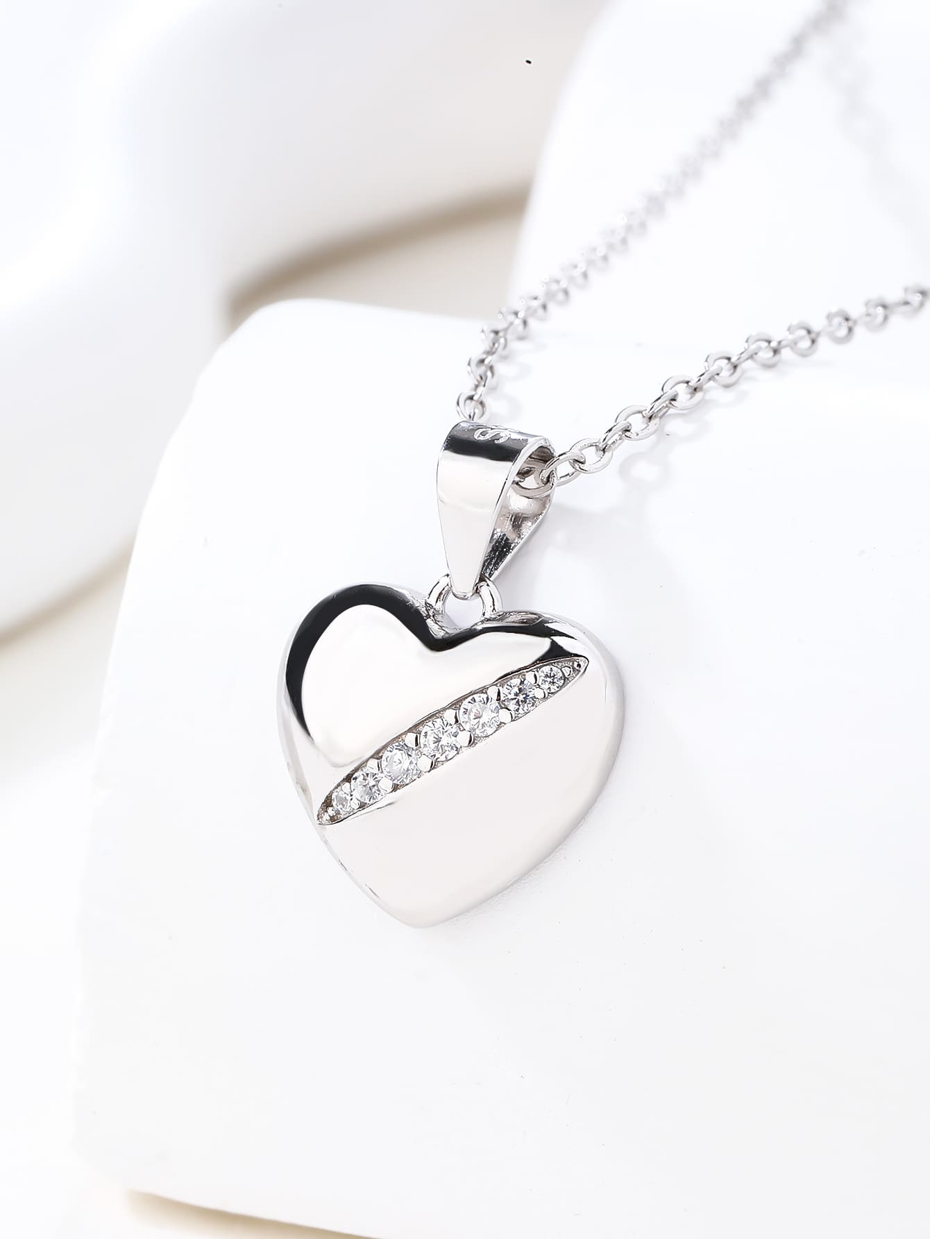 Heart pendant with zirconia in hallmarked, rhodium-plated 925 sterling silver – display view – DRESCHER Jewellery®