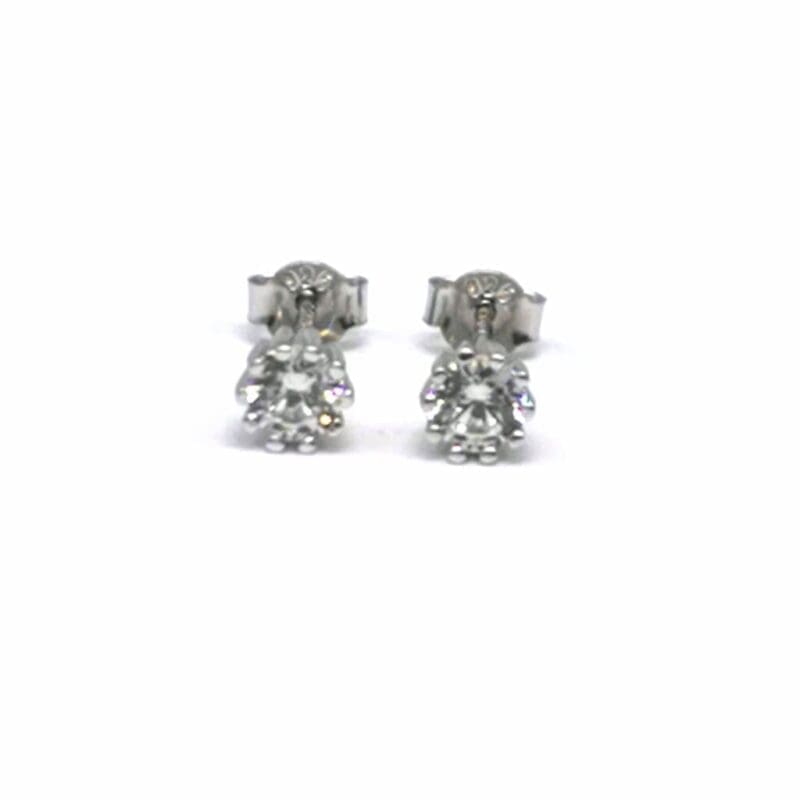 white stone eight claw earrings in hallmarked, rhodium-plated 925 sterling silver – detail view – DRESCHER Jewellery®