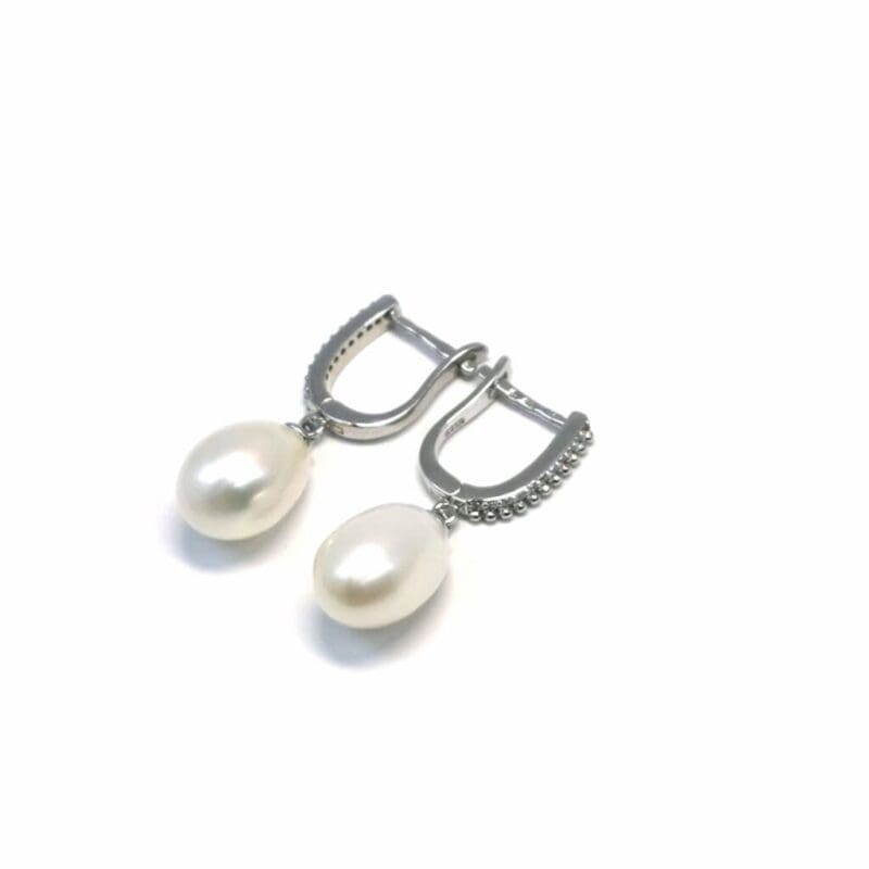 White stone pearl silver fringe earrings with pearls, with silver components crafted from hallmarked, rhodium-plated 925 sterling silver – detail view – DRESCHER Jewellery®