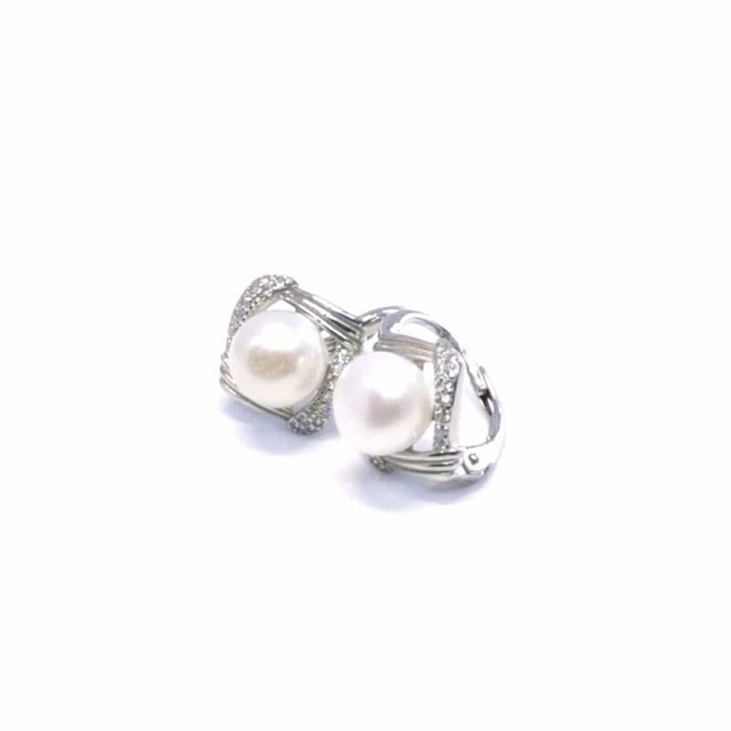 White stone pearl earrings with patent closure, with silver components crafted from hallmarked, rhodium-plated 925 sterling silver – detail view – DRESCHER Jewellery®