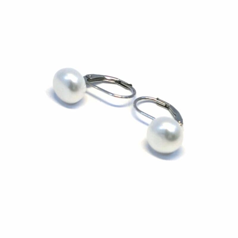 Pearl silver earrings with patent closure, with silver components crafted from hallmarked, rhodium-plated 925 sterling silver – detail view – DRESCHER Jewellery®