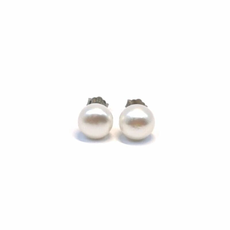 8–9 mm pearl stud earrings, with silver components crafted from hallmarked, rhodium-plated 925 sterling silver – front view – DRESCHER Jewellery®