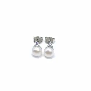 Silberne Ohrstecker mit weißem Stein und Perlen