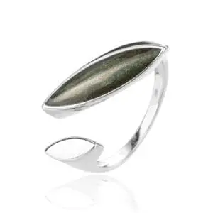Silver ring with green iridescent decoration