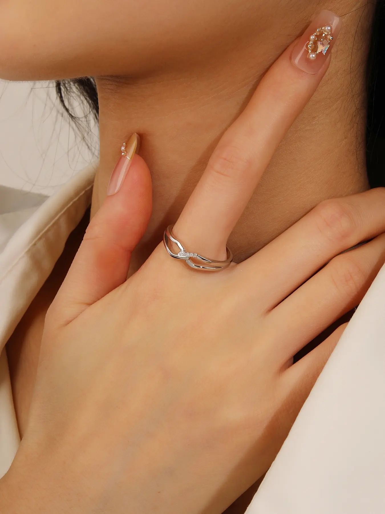 Ezüst, letisztult gyűrű finom cirkónia díszítéssel