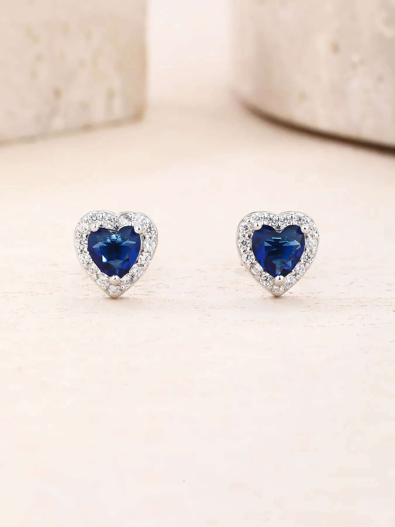 Ezüst sötétkék szív alakú köves stekkeres fülbevaló fehér cirkóniával_4