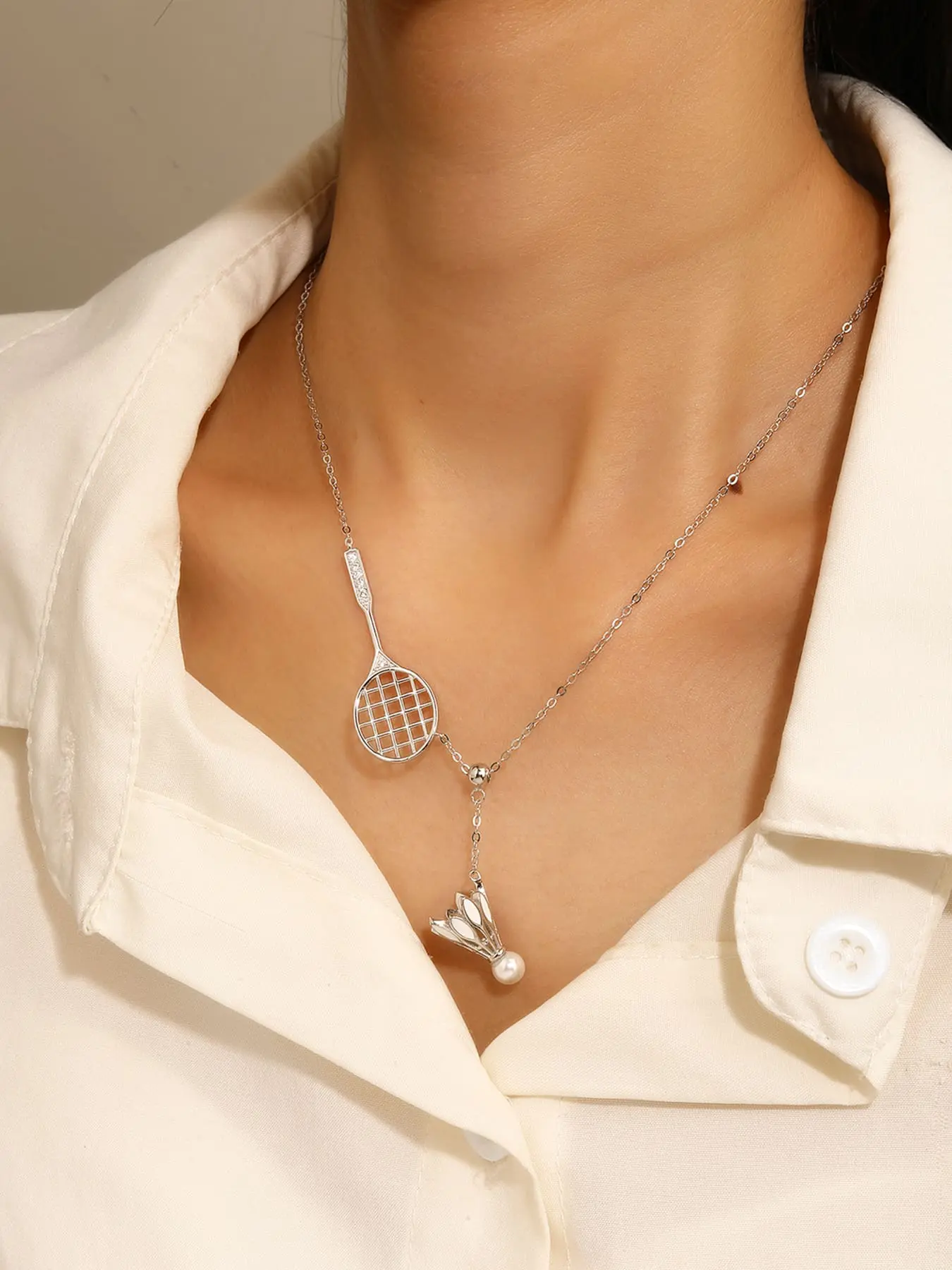 Ezüst tollasütő és tollaslabda medálos nyaklánc fehér cirkóniával és gyönggyel_4