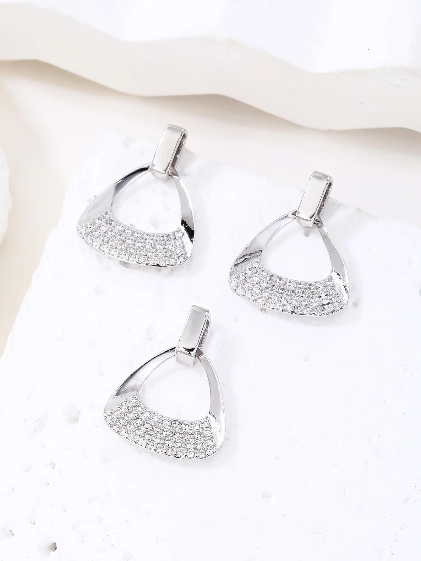 Háromszög formájú ékszerszett fehér cirkónia kövekkel_6