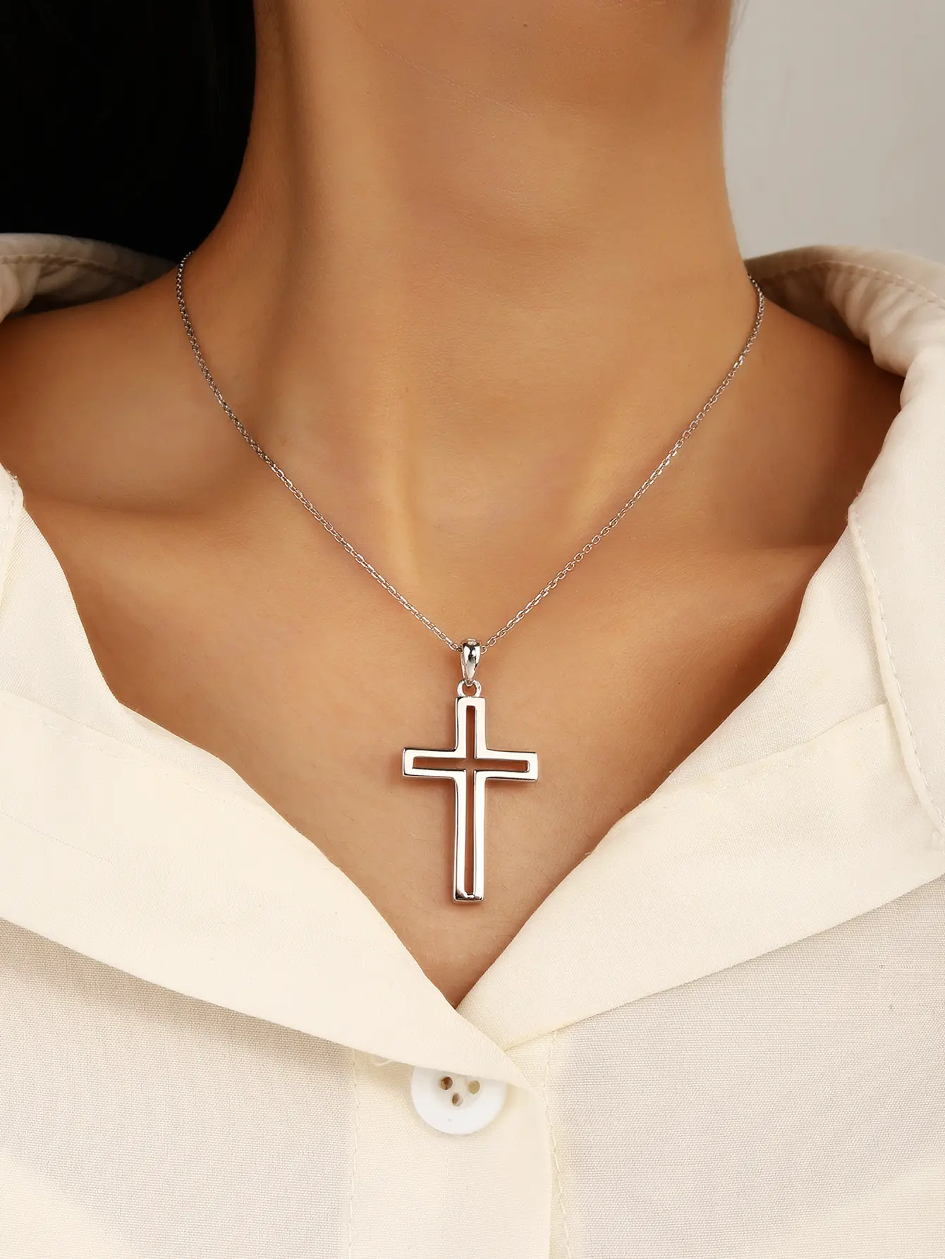 Ródiumozott kontúros kereszt medál_3